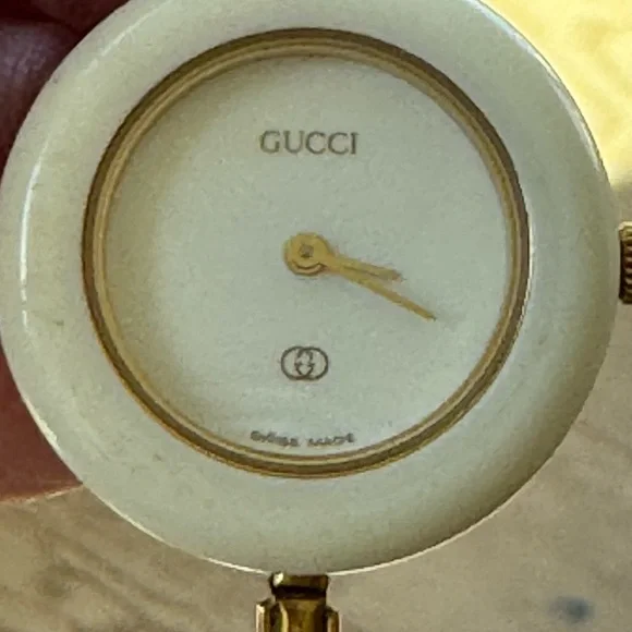 GUCCI Gold Watch with Additional Bezels, 17 total. Pre-treasured. Best Offer. - Picture 2 of 12